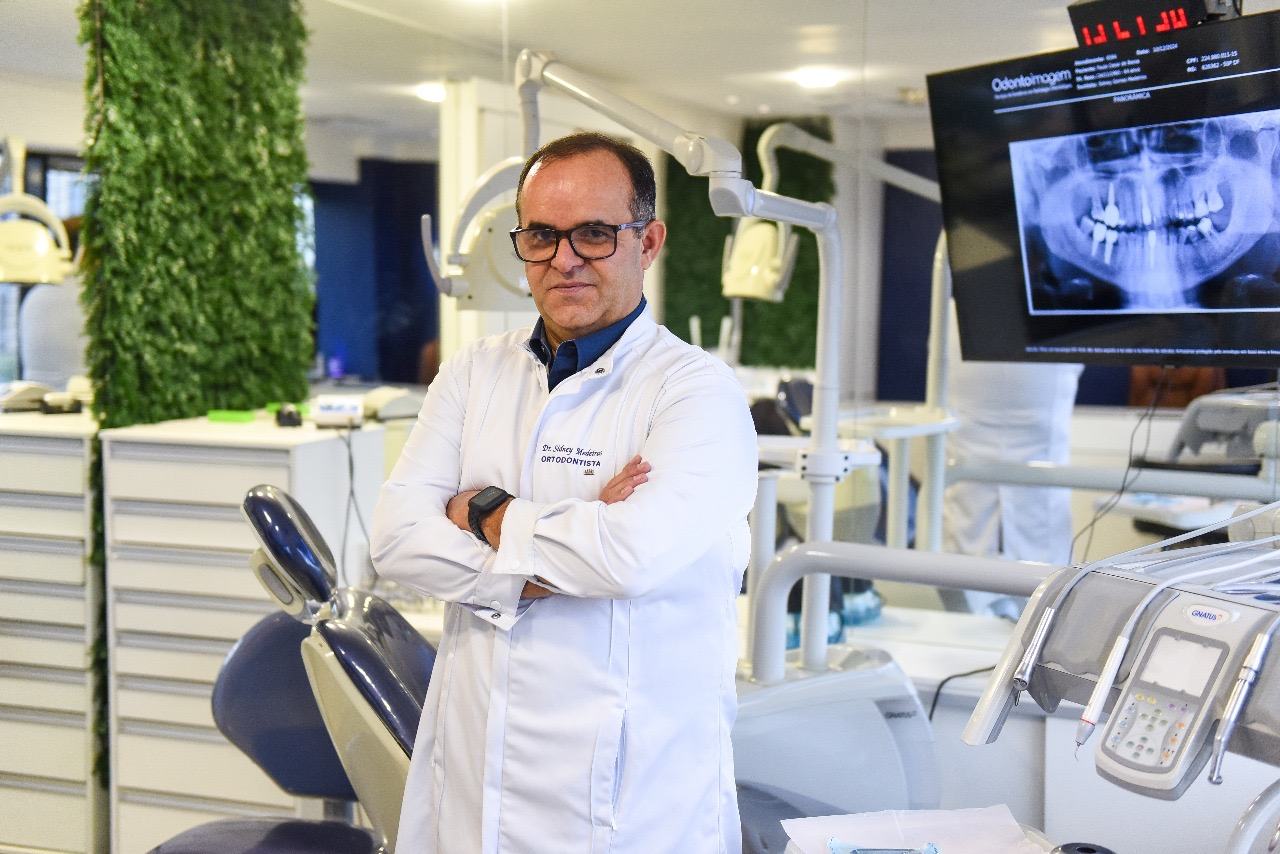 Dr. Sidney Medeiros no consultório — Clínica ORTOBRASÍLIA em Brasília — especializada em Invisalign, DTM, ronco e apneia do sono