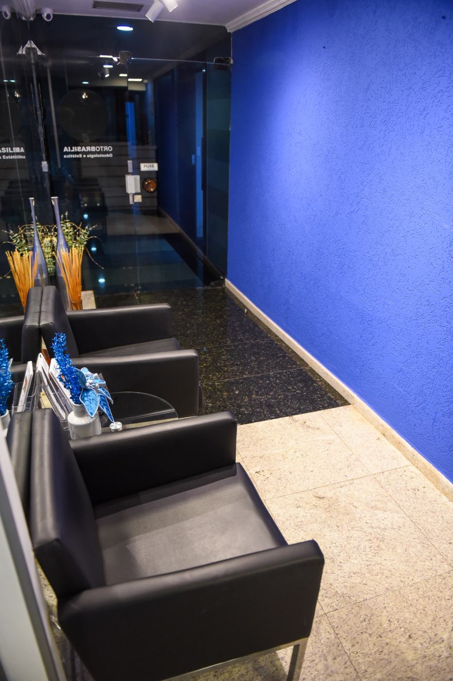Sala de espera elegante — Clínica ORTOBRASÍLIA em Brasília — especializada em Invisalign, DTM, ronco e apneia do sono